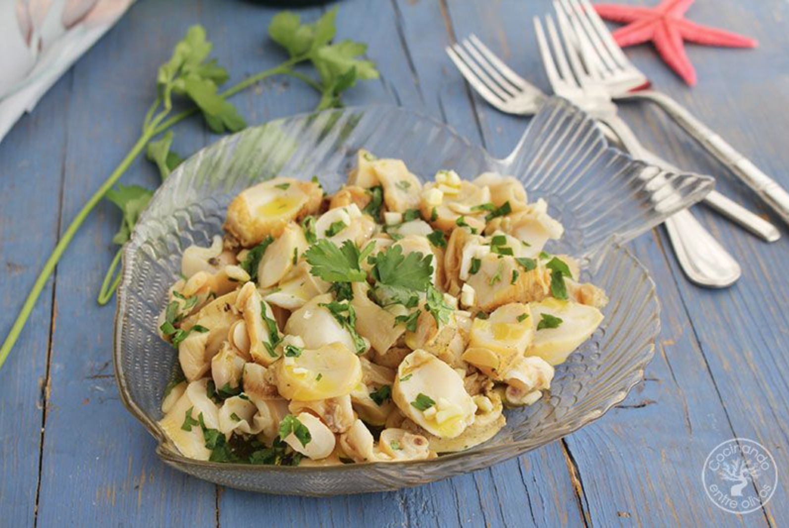 Ensalada de verduras variadas con caracola al ajillo.
